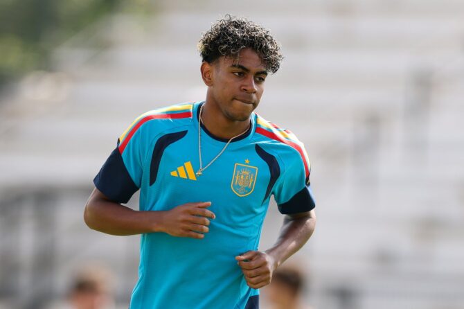 Lamine Yamal wärmt sich beim Abschlusstraining der spanischen Nationalmannschaft auf, einen Tag vor dem WM-Gruppenspiel der Gruppe H gegen Kap Verde. Die Einheit fand am 14. Juni 2026 in Atlanta statt. Foto: Florencia Tan Jun / Getty Images