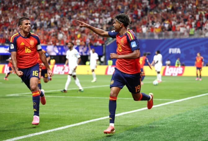 ATLANTA, GEORGIA - 21. Juni: Lamine Yamal (#19) aus Spanien jubelt mit seinem Teamkollegen Rodri (#16) nach dem ersten Treffer seiner Mannschaft während des FIFA-Weltmeisterschafts-Gruppenspiels der Gruppe H zwischen Spanien und Saudi-Arabien im Atlanta Stadium am 21. Juni 2026 in Atlanta, Georgia. (Foto: Justin Setterfield/Getty Images)