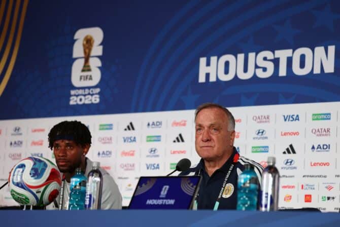 Leandro Bacuna und Curaçao-Trainer Dick Advocaat auf der Pressekonferenz vor dem Spiel gegen Deutschland