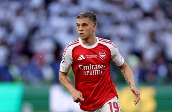 Leandro Trossard im Trikot des FC Arsenal beim Finale der UEFA Champions League gegen Paris Saint-Germain. Das Endspiel fand am 30. Mai 2026 in der Puskás Aréna in Budapest statt. (Carl Recine / Getty Images Europe via Getty Images)