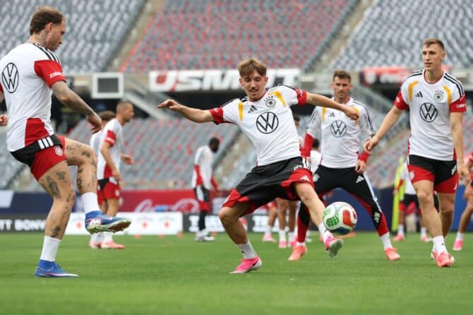 Lennart Karl am Ball beim Training der deutschen Nationalmannschaft am 5. Juni 2026 im Soldier Field in Chicago, einen Tag vor dem Länderspiel gegen die USA