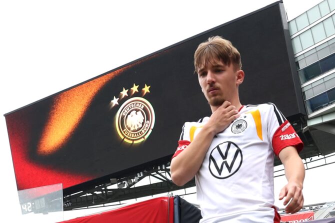 Lennart Karl trifft zum Training der deutschen Nationalmannschaft am 5. Juni 2026 im Soldier Field in Chicago ein, einen Tag vor dem Länderspiel gegen die USA. (Alexander Hassenstein / Getty Images)