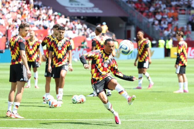 Leroy Sané wärmt sich vor dem WM-2026-Gruppenspiel der Gruppe E zwischen Deutschland und der Elfenbeinküste am 20. Juni 2026 im Toronto Stadium auf. (Alexander Hassenstein / Getty Images)