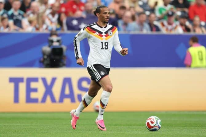 Deutschlands Offensivspieler Leroy Sané führt im WM-Gruppenspiel gegen Curaçao den Ball. Die Partie der Gruppe E fand am 14. Juni 2026 im Houston Stadium in Houston, Texas, statt. Alexander Hassenstein / Getty Images North America via Getty Images