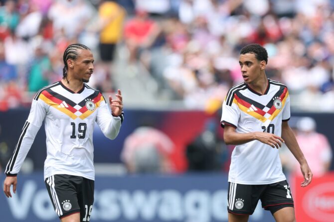 Die deutschen Offensivspieler Leroy Sane (Nr. 19) und Jamal Musiala stimmen sich im Test-Laenderspiel gegen die USA ab. Die Partie fand am 6. Juni 2026 im Soldier Field von Chicago statt. Alexander Hassenstein / Getty Images