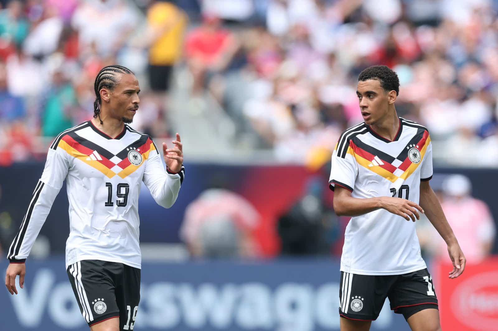Die deutschen Offensivspieler Leroy Sane (Nr. 19) und Jamal Musiala stimmen sich im Test-Laenderspiel gegen die USA ab. Die Partie fand am 6. Juni 2026 im Soldier Field von Chicago statt. Alexander Hassenstein / Getty Images