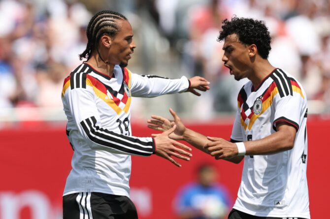 Leroy Sane (Nr. 19) bejubelt mit Nathaniel Brown den Treffer zum 2:0 im Test-Laenderspiel zwischen den USA und Deutschland. Gespielt wurde am 6. Juni 2026 im Soldier Field von Chicago. Alexander Hassenstein / Getty Images