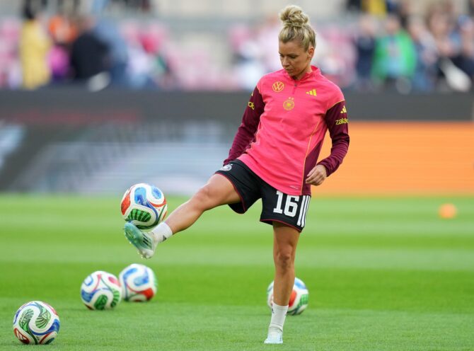 Mittelfeldspielerin Linda Dallmann wärmt sich vor dem Qualifikationsspiel zur Frauen-Weltmeisterschaft 2027 zwischen Deutschland und Norwegen am 5. Juni 2026 im RheinEnergieStadion in Köln auf. (Pau Barrena / Getty Images)