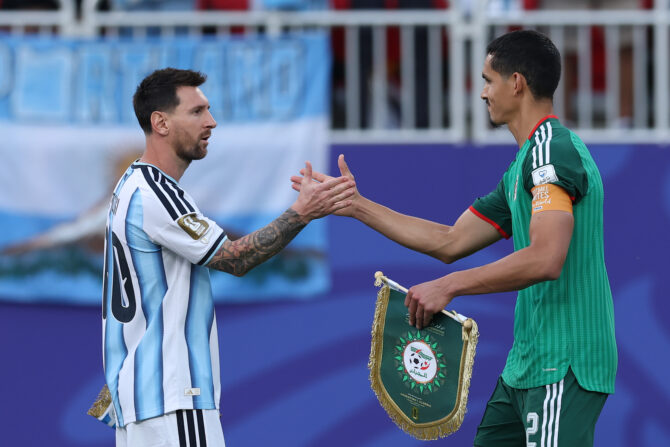 Kansas City, Missouri, USA, 16. Juni 2026: Argentiniens Kapitän Lionel Messi (10) und Algeriens Aïssa Mandi (2) begrüßen sich vor dem Anpfiff des WM-Gruppenspiels der Gruppe J im Kansas City Stadium mit einem Handschlag. (Foto: Michael Steele/Getty Images)