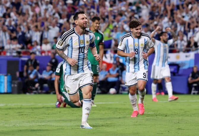 Lionel Messi bejubelt seinen dritten Treffer und damit seinen Hattrick beim WM-2026-Gruppenspiel zwischen Argentinien und Algerien. Argentiniens Kapitän mit der Nummer 10 traf am 16. Juni 2026 im Kansas City Stadium gleich dreifach. (Michael Steele / Getty Images)