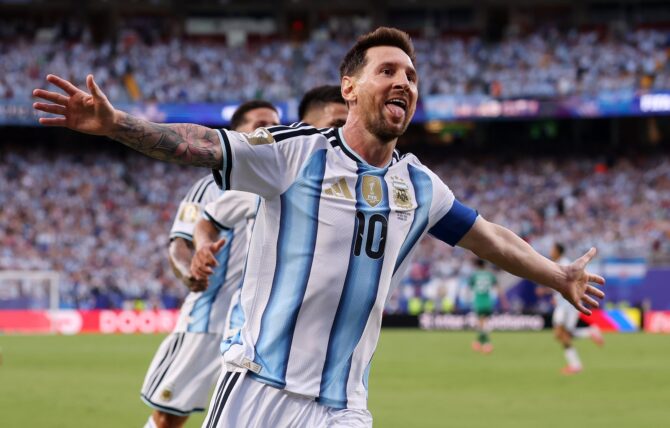 Argentiniens Superstar Lionel Messi bejubelt ausgelassen mit ausgebreiteten Armen seinen Treffer zum 1:0 im Gruppenspiel J der FIFA Weltmeisterschaft 2026 gegen Algerien am 16. Juni 2026 im Kansas City Stadium in Kansas City, Missouri. Charlotte Wilson / Getty Images