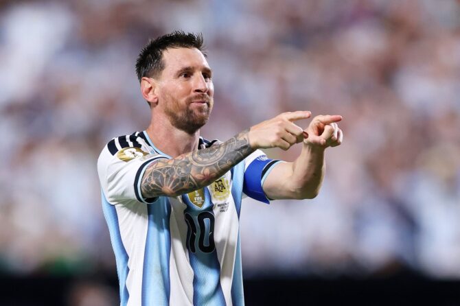 Argentiniens Kapitän Lionel Messi bejubelt mit einer Zeigegeste seinen dritten Treffer und damit seinen Hattrick im Gruppenspiel J der FIFA Weltmeisterschaft 2026 gegen Algerien am 16. Juni 2026 im Kansas City Stadium in Kansas City, Missouri. Michael Steele / Getty Images