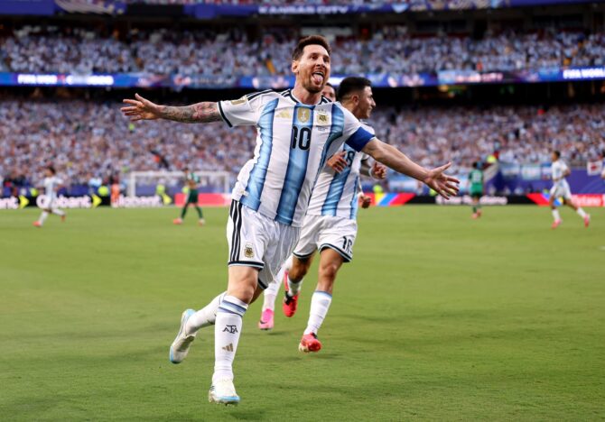 Argentiniens Superstar Lionel Messi bejubelt mit ausgebreiteten Armen seinen Treffer zum 1:0 im Gruppenspiel J der FIFA Weltmeisterschaft 2026 gegen Algerien am 16. Juni 2026 im Kansas City Stadium in Kansas City, Missouri. Charlotte Wilson / Getty Images