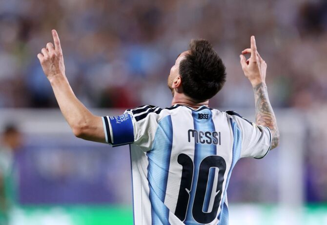 Argentiniens Superstar Lionel Messi streckt jubelnd beide Zeigefinger zum Himmel, nachdem er den Treffer zum 2:0 erzielt hat, im Gruppenspiel J der FIFA Weltmeisterschaft 2026 gegen Algerien am 16. Juni 2026 im Kansas City Stadium in Kansas City, Missouri. Michael Steele / Getty Images