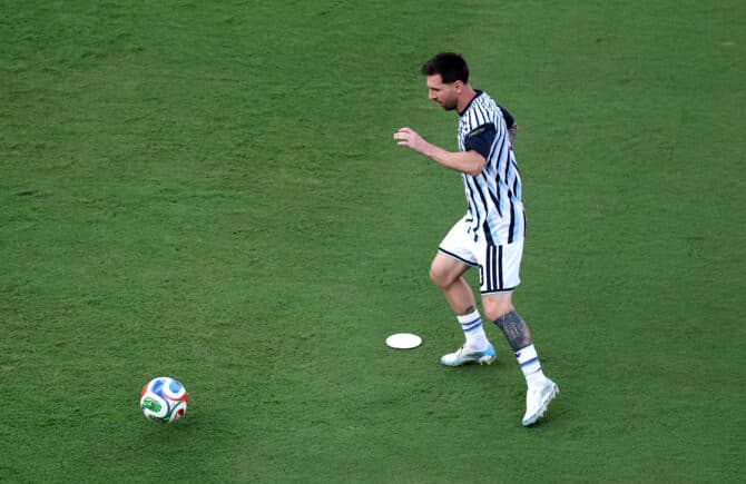 Kansas City, Missouri, USA, 16. Juni 2026: Argentiniens Kapitän Lionel Messi wärmt sich vor dem WM-Spiel der Gruppe J gegen Algerien im Kansas City Stadium auf. (Foto: Francois Nel/Getty Images)