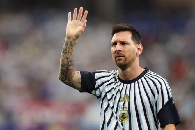 Lionel Messi (Nr. 10) applaudiert beim Aufwärmen den Fans vor dem WM-Gruppenspiel der Gruppe J zwischen Argentinien und Österreich am 22. Juni 2026 im Dallas Stadium in Arlington. Der Kapitän und Weltmeister führt die Albiceleste an. Francois Nel / Getty Images