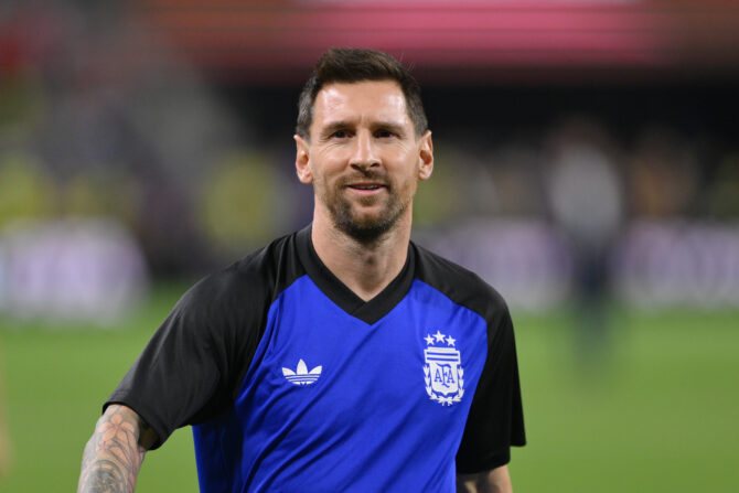 Lionel Messi beim Aufwärmen im Trikot Argentiniens vor dem WM-Spiel gegen Jordanien