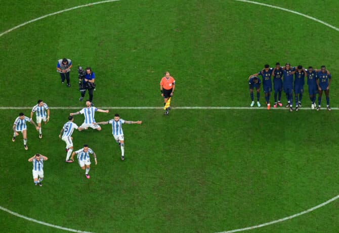 LUSAIL CITY, KATAR - 18. Dezember: Lionel Messi und seine Teamkollegen aus Argentinien jubeln nach dem entscheidenden verwandelten Elfmeter von Gonzalo Montiel im Elfmeterschießen des Finales der FIFA-Weltmeisterschaft Katar 2022 gegen Frankreich im Lusail Stadium am 18. Dezember 2022 in Lusail City, Katar. Während die Argentinier ihren WM-Triumph feiern, reagieren die französischen Spieler enttäuscht. (Foto: Matthias Hangst/Getty Images)