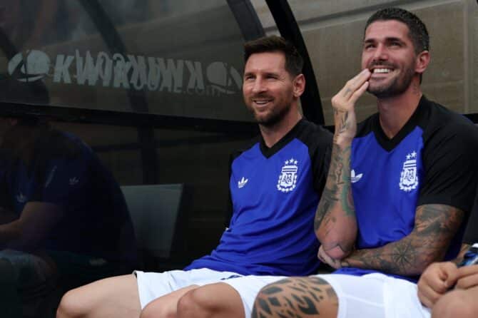 Superstar Lionel Messi und Mittelfeldspieler Rodrigo De Paul scherzen vor dem Testspiel der argentinischen Nationalmannschaft gegen Honduras am 6. Juni 2026 im Kyle Field in College Station (Texas). (Tim Warner / Getty Images)