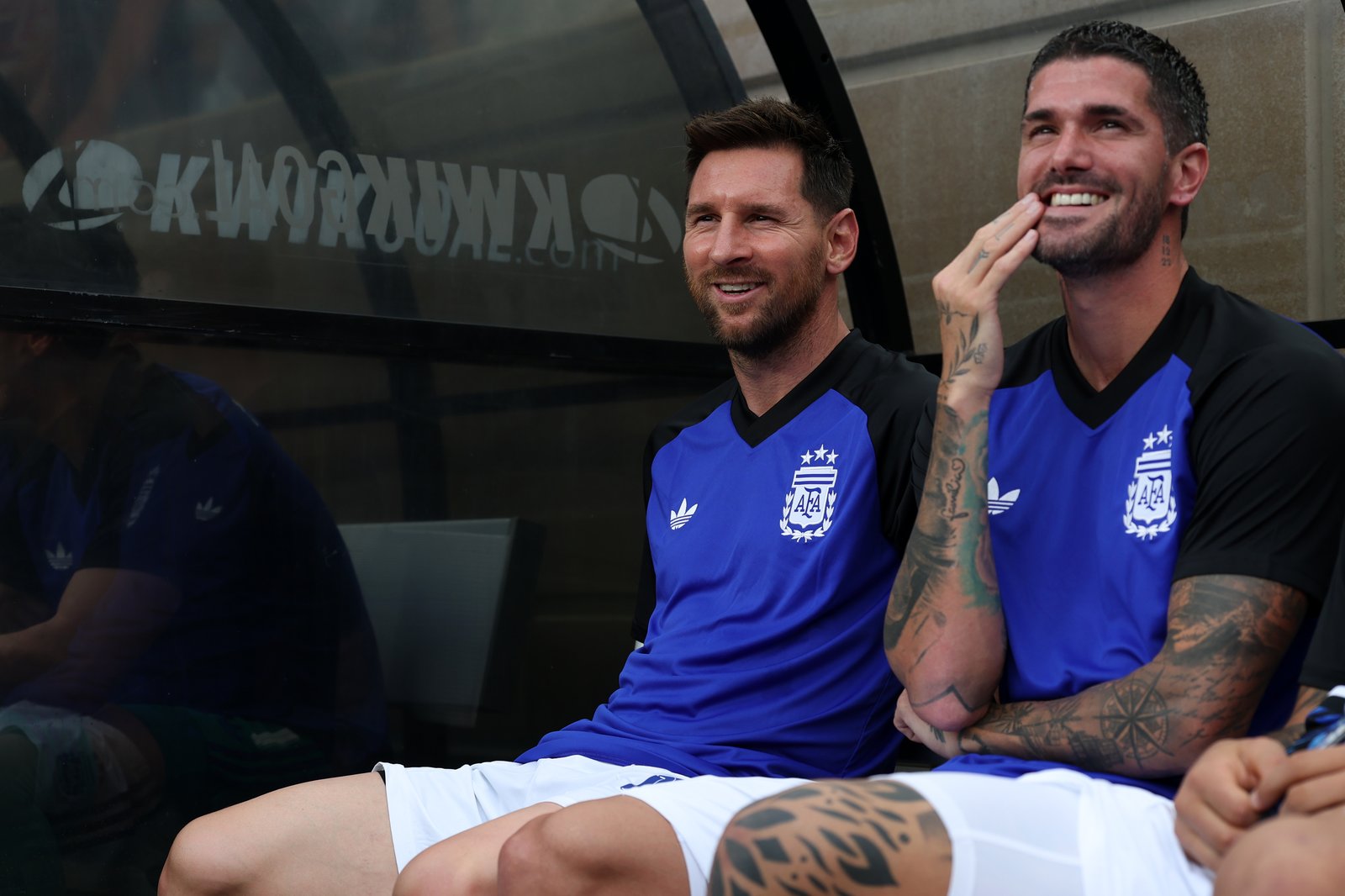 Superstar Lionel Messi und Mittelfeldspieler Rodrigo De Paul scherzen vor dem Testspiel der argentinischen Nationalmannschaft gegen Honduras am 6. Juni 2026 im Kyle Field in College Station (Texas). (Tim Warner / Getty Images)