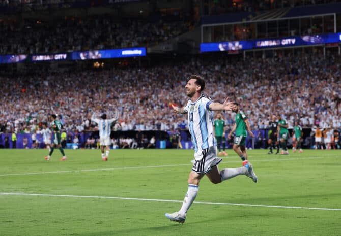 Kansas City, Missouri, USA, 16. Juni 2026: Argentiniens Kapitän Lionel Messi (10) feiert seinen zweiten Treffer im WM-Gruppenspiel der Gruppe J gegen Algerien im Kansas City Stadium. (Foto: Michael Steele/Getty Images)