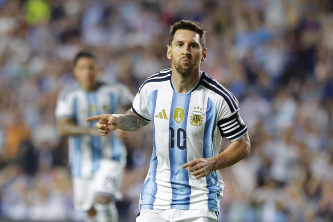 Lionel Messi jubelt nach seinem Treffer zum 2:0 für Argentinien im Länderspiel gegen Island. Das Testspiel wurde am 9. Juni 2026 im Jordan-Hare Stadium in Auburn, Alabama, ausgetragen. (Todd Kirkland / Getty Images North America via Getty Images)