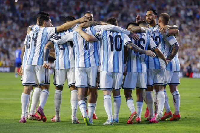Lionel Messi bejubelt gemeinsam mit seinen Teamkollegen das zweite Tor Argentiniens beim Länderspiel gegen Island. Die Partie fand am 9. Juni 2026 im Jordan-Hare Stadium in Auburn, Alabama, statt. (Todd Kirkland / Getty Images North America via Getty Images)
