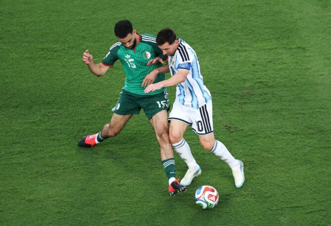Argentiniens Kapitän Lionel Messi setzt sich im Zweikampf gegen Rayan Aït-Nouri von Algerien durch, aufgenommen beim WM-2026-Gruppenspiel am 16. Juni 2026 im Kansas City Stadium. (Francois Nel / Getty Images)