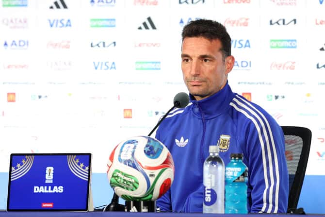 ARLINGTON, TEXAS - 21. Juni: Argentiniens Nationaltrainer Lionel Scaloni spricht während der Pressekonferenz der Albiceleste einen Tag vor dem FIFA-Weltmeisterschafts-Gruppenspiel der Gruppe J zwischen Argentinien und Österreich im Dallas Stadium am 21. Juni 2026 in Arlington, Texas, mit den Medien. (Foto: Stacy Revere/Getty Images)