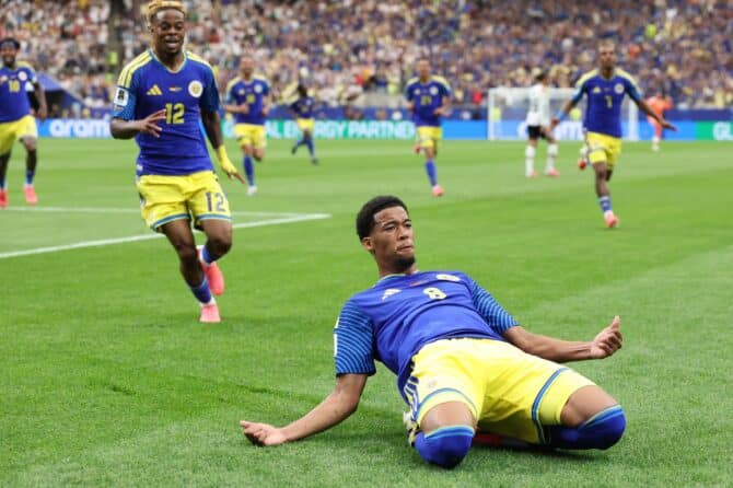 Livano Comenencia bejubelt mit einer Kniegrätsche seinen Treffer für Curaçao im WM-Gruppenspiel der Gruppe E gegen Deutschland. Der Mittelfeldspieler brachte die Außenseiter am 14. Juni 2026 im Houston Stadium mit dem ersten Tor seines Teams in Führung. Foto: Alexander Hassenstein / Getty Images