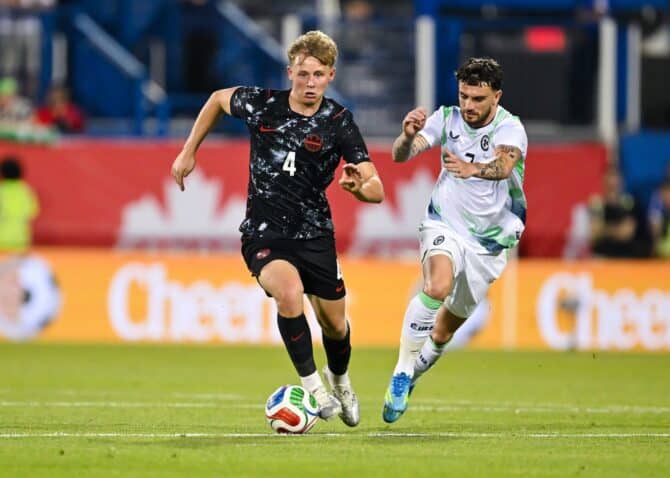 Luc de Fougerolles von Kanada behauptet den Ball gegen Troy Parrott von der Republik Irland.
