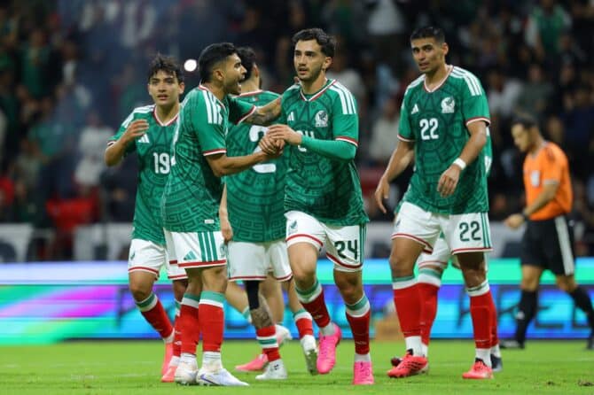 Mexikos Mittelfeldspieler Luis Chávez bejubelt mit seinen Mitspielern das fünfte Tor im Länderspiel gegen Serbien am 4. Juni 2026 im Estadio Nemesio Díez in Toluca. Die mexikanische Nationalmannschaft feierte vor heimischem Publikum einen klaren Erfolg. Agustin Cuevas / Getty Images