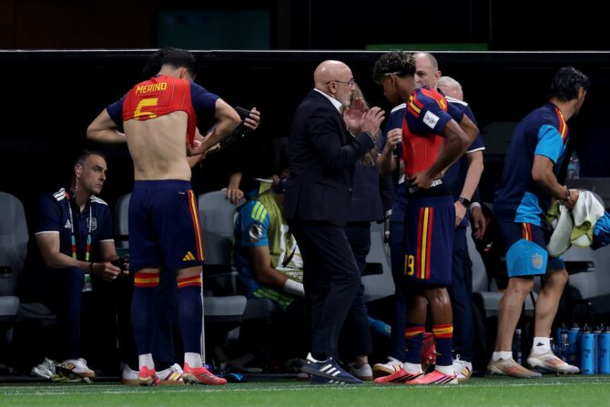 Spaniens Trainer Luis de la Fuente gibt Lamine Yamal (Nummer 19) am Spielfeldrand Anweisungen, während sich Mikel Merino umzieht. Die Szene entstand im WM-Gruppenspiel der Gruppe H gegen Kap Verde am 15. Juni 2026 im Atlanta Stadium in Atlanta, Georgia. Mattia Ozbot / Getty Images North America via Getty Images