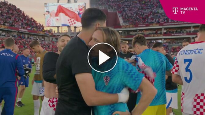 Kroatiens Spieler feiern nach dem 1:0 gegen Panama das 200. Länderspiel von Kapitän Luka Modric auf dem Platz.