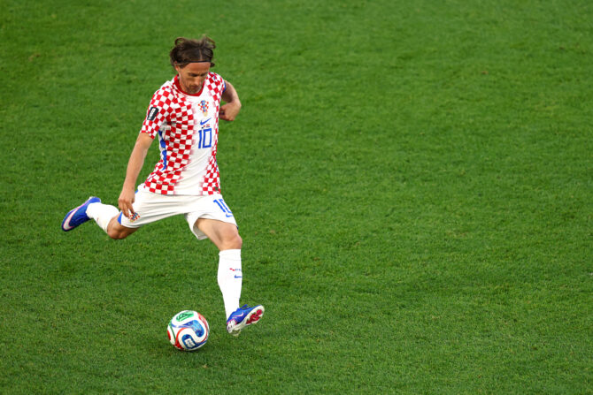 Luka Modrić im kroatischen Trikot mit der Nummer 10 führt den Ball