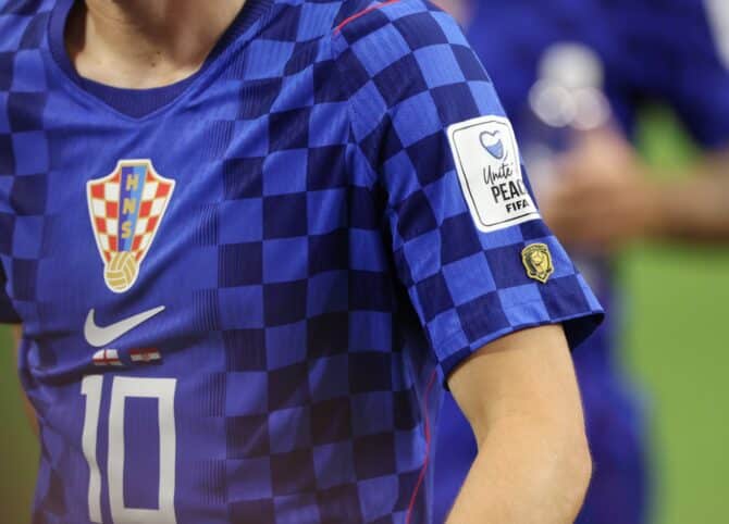 Detailaufnahme des „Unite For Peace"-Patches auf dem Trikot von Kroatiens Spielführer Luka Modrić mit der Nummer 10 während des WM-2026-Gruppenspiels zwischen England und Kroatien am 17. Juni 2026 im Dallas Stadium in Arlington, Texas. (Charlotte Wilson / Getty Images)