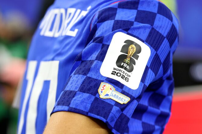 Detailaufnahme der FIFA-World-Cup-2026- und Legacy-Patches auf dem Ärmel von Kroatiens Kapitän Luka Modrić während des WM-2026-Gruppenspiels zwischen England und Kroatien am 17. Juni 2026 im Dallas Stadium in Arlington, Texas. (Charlotte Wilson / Getty Images)