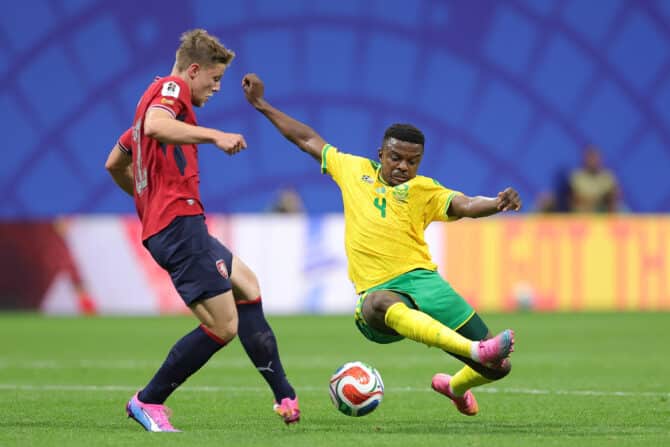 Atlanta, Georgia, USA, 18. Juni 2026: Tschechiens Lukas Červ (12) wird im WM-Gruppenspiel der Gruppe A gegen Südafrika von Teboho Mokoena (4) attackiert. (Foto: Alex Slitz/Getty Images)