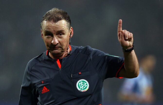 Schiedsrichter Lutz Wagner gestikuliert während des Bundesligaspiels zwischen dem VfL Bochum und Bayer Leverkusen im Rewirpower-Stadion am 6. Februar 2010 in Bochum. (Martin Rose / Bongarts via Getty Images)