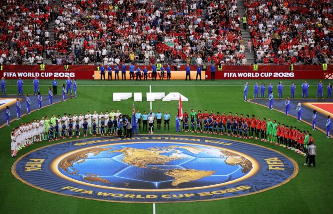Die Mannschaften von Neuseeland und Ägypten stellen sich vor dem Anpfiff im Mittelkreis des BC Place in Vancouver auf, über dem das große WM-2026-Logo prangt. Das Gruppenspiel der Gruppe G fand am 21. Juni 2026 statt. Alex Grimm / Getty Images