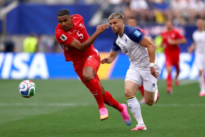 Inglewood, Kalifornien, USA, 18. Juni 2026: Manuel Akanji (5) von der Schweiz verfolgt den Ball unter dem Druck von Ermedin Demirović (10) aus Bosnien-Herzegowina während des WM-Gruppenspiels der Gruppe B im Los Angeles Stadium. (Foto: Dean Mouhtaropoulos/Getty Images)