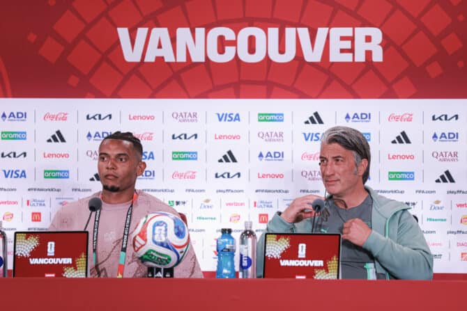 VANCOUVER, BRITISH COLUMBIA - 23. Juni: Manuel Akanji (#5) und Schweiz-Trainer Murat Yakin sprechen während einer Pressekonferenz einen Tag vor dem FIFA-Weltmeisterschafts-Gruppenspiel der Gruppe B zwischen der Schweiz und Kanada im BC Place Vancouver am 23. Juni 2026 in Vancouver, British Columbia, mit den Medien. (Foto: Elizabeth Ruiz Ruiz/Getty Images)