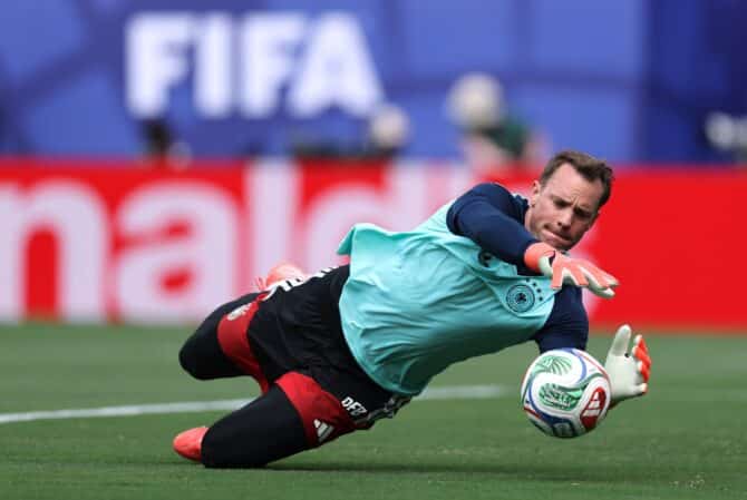 Der deutsche Torwart und Kapitän Manuel Neuer wärmt sich vor dem WM-Gruppenspiel der Gruppe E gegen Ecuador auf. Das Spiel fand am 25. Juni 2026 im New York New Jersey Stadium in East Rutherford statt. Buda Mendes / Getty Images