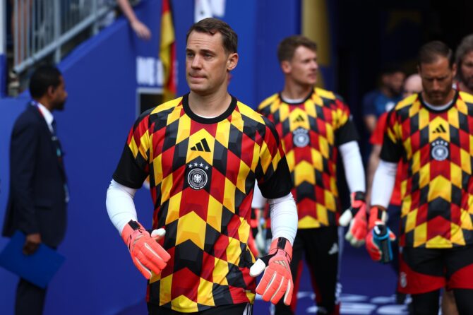 Torwart Manuel Neuer (Nummer 1) geht im Aufwärmtrikot und mit den roten Torwarthandschuhen voran, während sich die deutsche Mannschaft auf das Warmmachen vorbereitet. Aufgenommen vor dem Sechzehntelfinale der WM 2026 zwischen Deutschland und Paraguay im Boston Stadium in Foxborough am 29. Juni 2026. (Robert Cianflone / Getty Images)