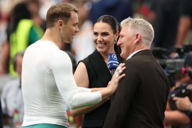 Deutschlands Torhüter Manuel Neuer begrüßt nach dem 7:1-Sieg im WM-Gruppenspiel gegen Curaçao den früheren Weltmeister Bastian Schweinsteiger, der als TV-Experte im Einsatz war. Die Partie der Gruppe E fand am 14. Juni 2026 im Houston Stadium in Houston, Texas, statt. Alexander Hassenstein / Getty Images North America via Getty Images
