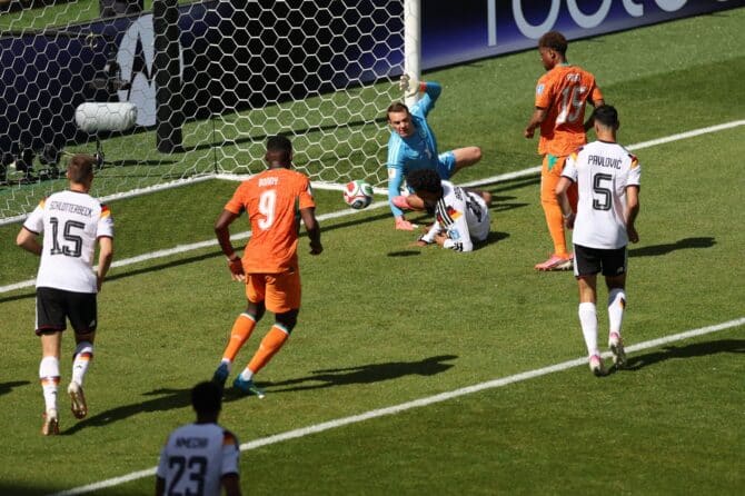 Manuel Neuer ist beim 0:1 durch Franck Kessié (nicht im Bild) der Elfenbeinküste im WM-2026-Gruppenspiel der Gruppe E am 20. Juni 2026 im Toronto Stadium machtlos. (Megan Briggs / Getty Images)