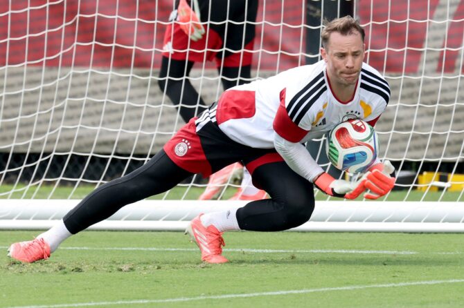 Torhüter Manuel Neuer fängt den Ball bei einer Parade im Abschlusstraining der deutschen Nationalmannschaft am 13. Juni 2026 im W. Dennie Spry Soccer Stadium von Winston-Salem. Einen Tag später trifft das DFB-Team zum WM-Auftakt der Gruppe E auf Curaçao. (Alexander Hassenstein / Getty Images)