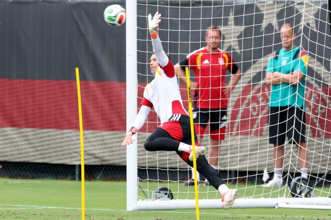 Torhüter Manuel Neuer fliegt am 13. Juni 2026 beim Abschlusstraining der deutschen Nationalmannschaft im W. Dennie Spry Soccer Stadium von Winston-Salem nach dem Ball. Einen Tag später trifft das DFB-Team zum WM-Auftakt der Gruppe E auf Curaçao. (Alexander Hassenstein / Getty Images)