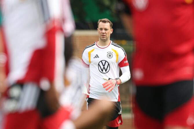 Manuel Neuer trifft am 10. Juni 2026 im W. Dennie Spry Soccer Stadium in Winston-Salem, North Carolina zum offiziellen Mannschaftsfoto der deutschen Nationalmannschaft ein. (Alexander Hassenstein / Getty Images)