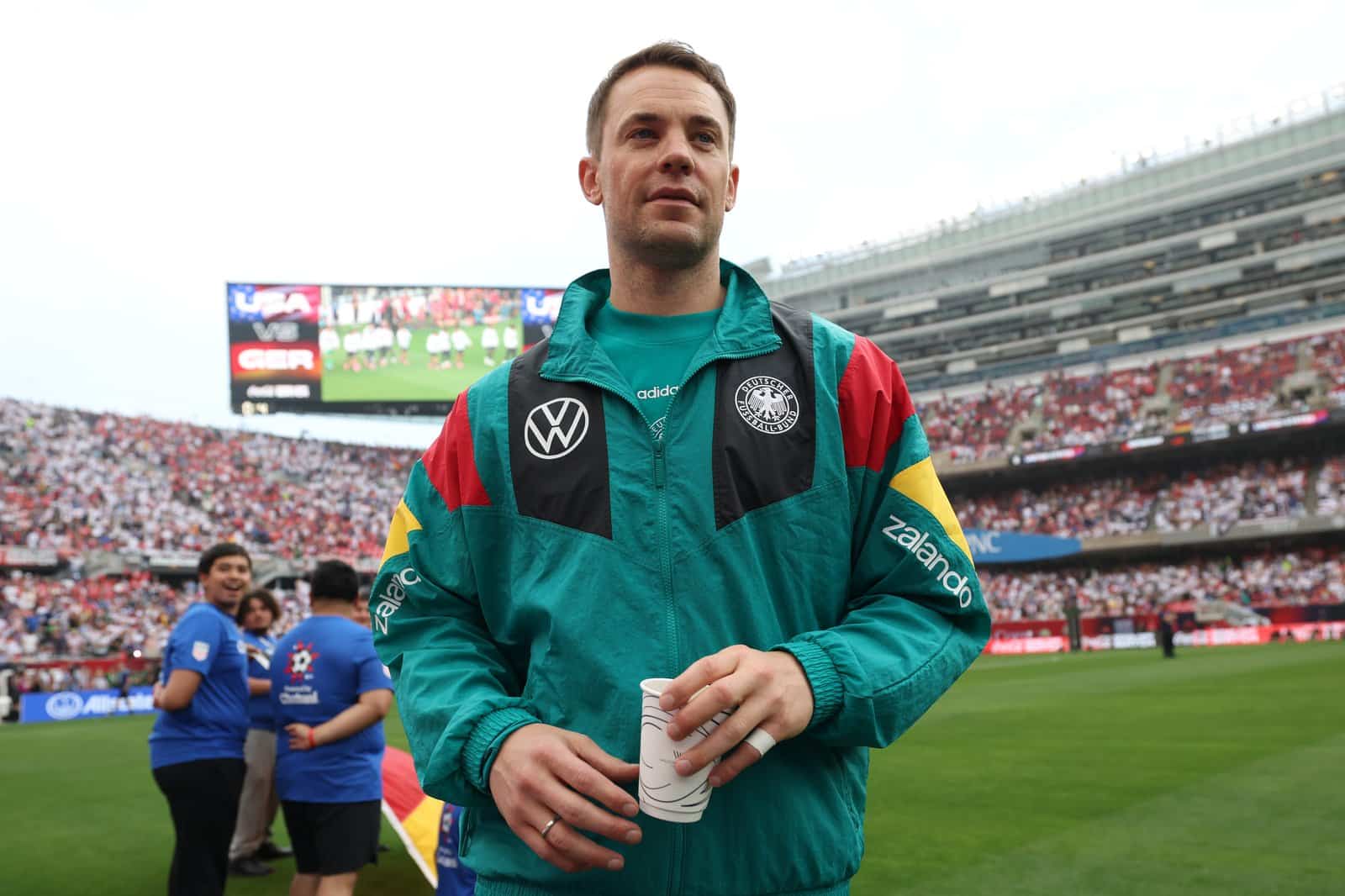 Torhueter Manuel Neuer in einer Retro-Trainingsjacke vor dem Test-Laenderspiel zwischen den USA und Deutschland. Die Partie fand am 6. Juni 2026 im Soldier Field von Chicago statt. Alexander Hassenstein / Getty Images